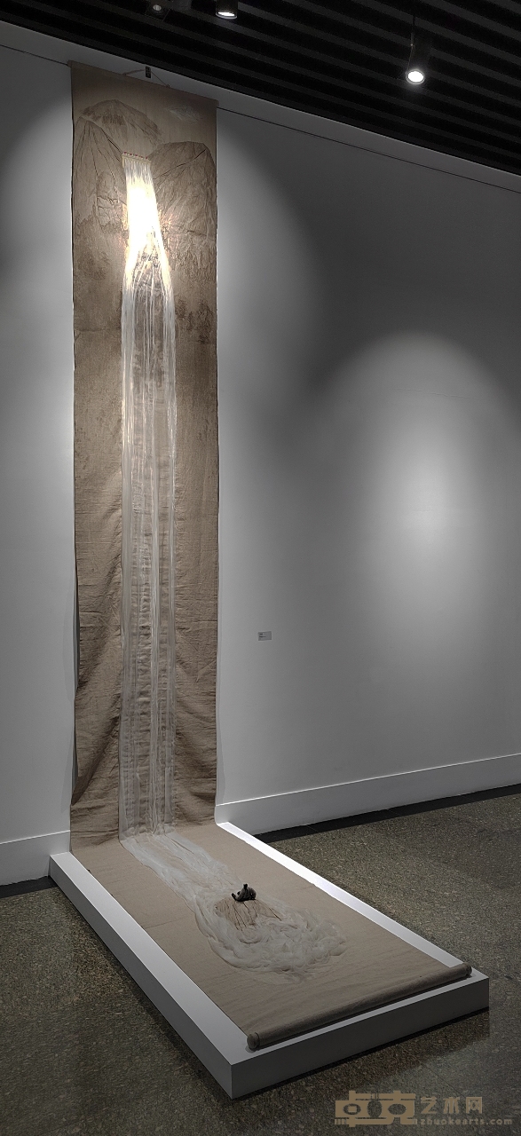 计文于_朱卫兵JI Wenyu_ZHU Weibing_人类壮举Human Feat 606x88x15cm 纱，线，铜丝，泡沫 ，布，白胶，木 2010.jpeg