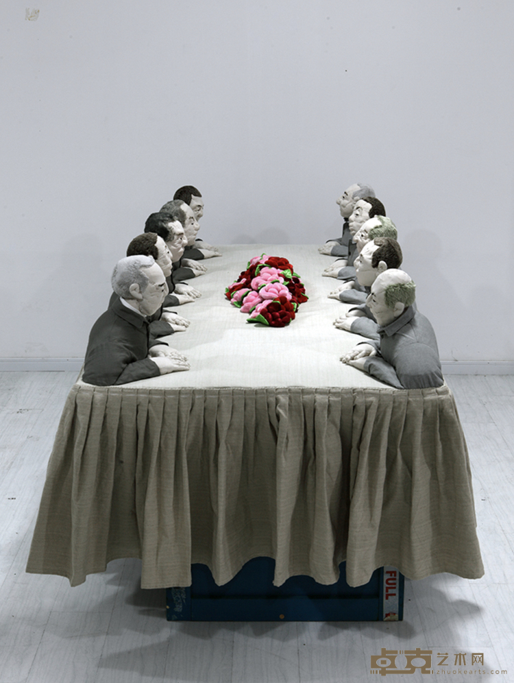 计文于_朱卫兵JI Wenyu_ZHU Weibing_谈不拢Compromise Failed 227x108x84cm布、填充棉 2018.jpg