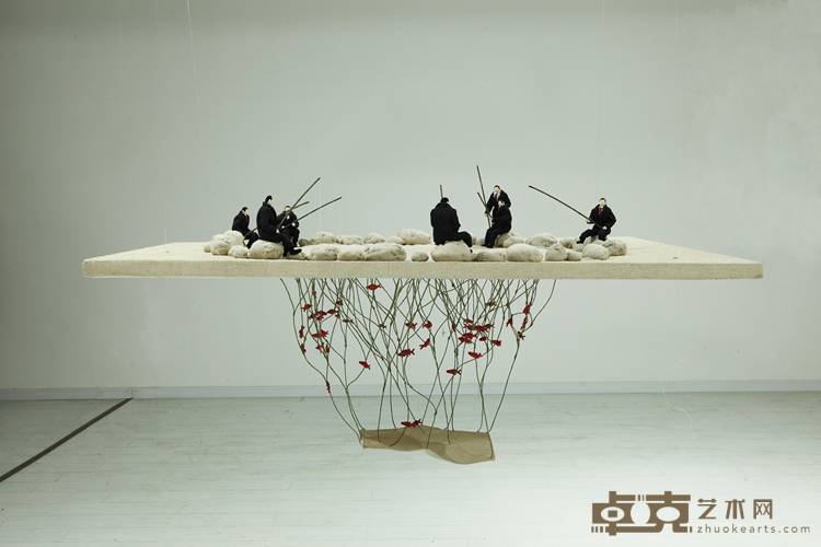 计文于_朱卫兵JI Wenyu_ZHU Weibing_这里的鱼不缺食物Enough Food For These Fish 146x114x86cm 布，纱，填充棉，泡沫，铜丝，线，木框 2018.jpeg