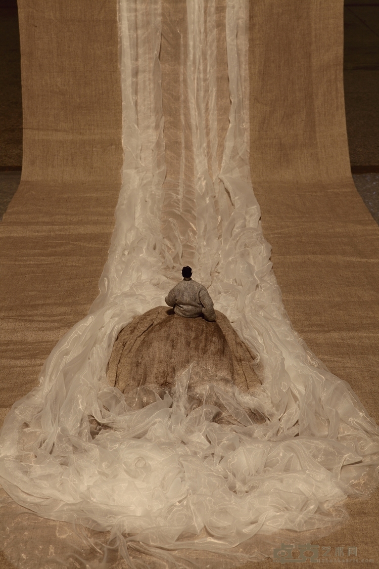计文于_朱卫兵JI Wenyu_ZHU Weibing_人类壮举Human Feat 606x88x15cm 纱，线，铜丝，泡沫 ，布，白胶，木 2010 细节detail2.jpe