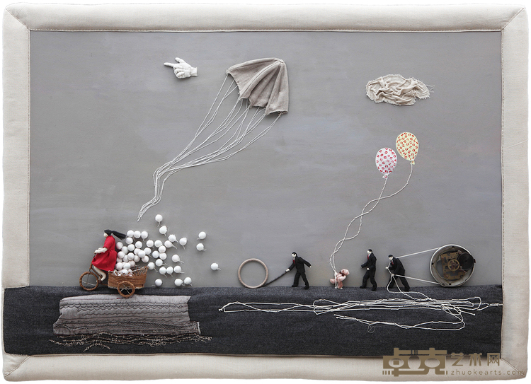 计文于_朱卫兵JI Wenyu_ZHU Weibing_迎面来的风The Wind Coming From Your Head 142x101x12cm 布，填充棉，铜丝，塑料球，纸绳，现存旧闹钟 2023 .jpeg