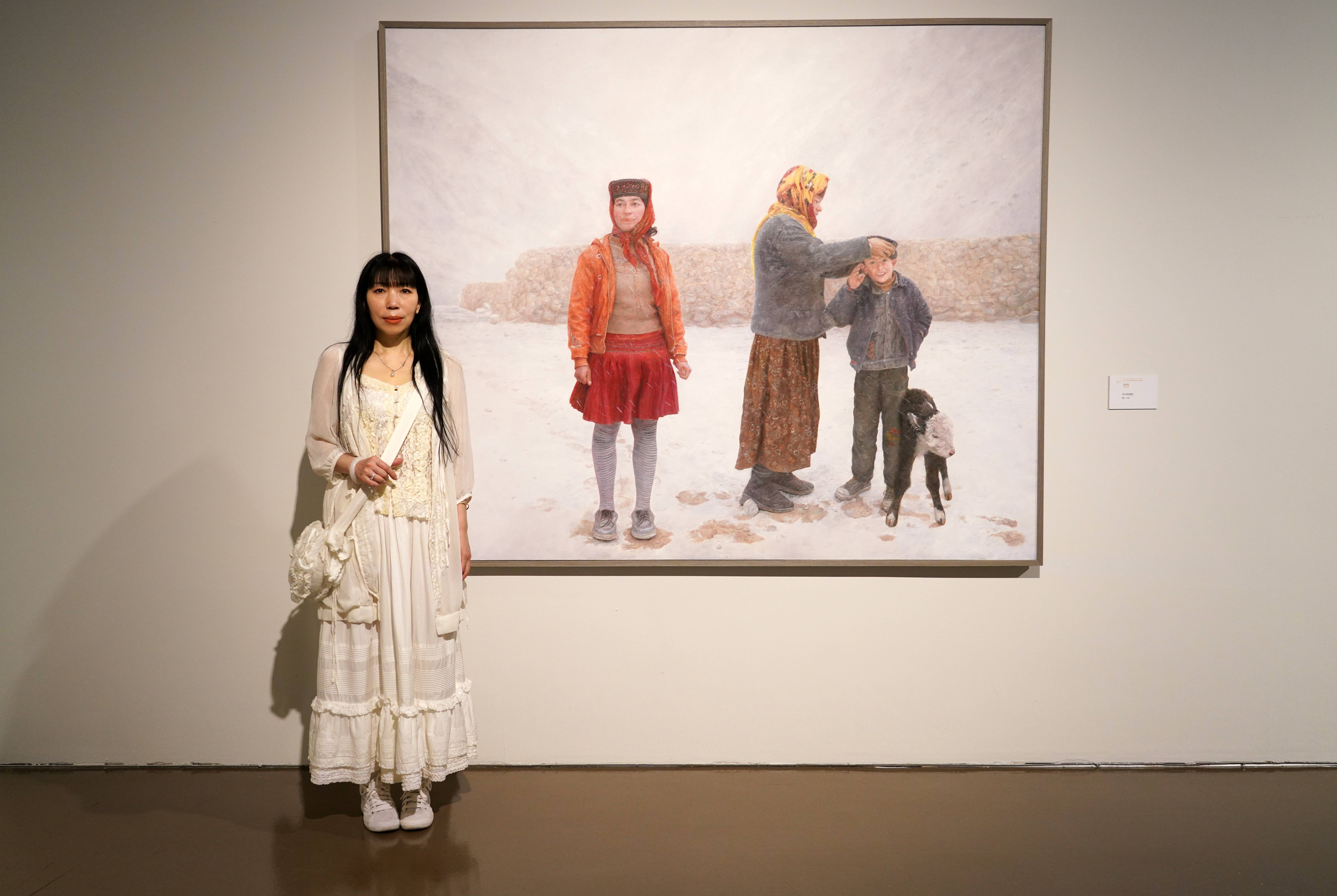 第十四届全国美展油画展区杨倩与作品合影
