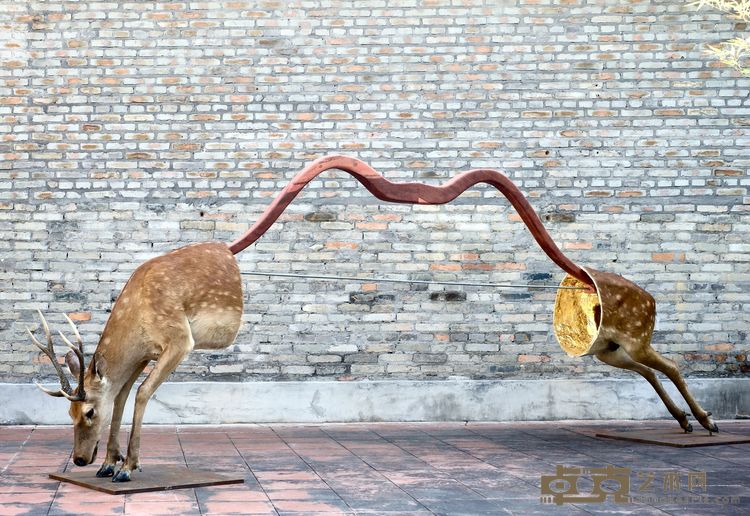 黄永砅《圣吉尔斯之弓》，动物标本梅花⿅、⽊、铁、⾦箔，700 × 450 × 155 cm，2015