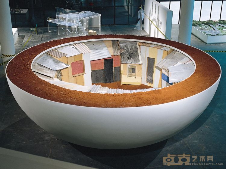 黄永砅＆沈远《飞碗》，装置，800 × 800 × 275 cm，2002，作品为巴西圣保罗双年展创作