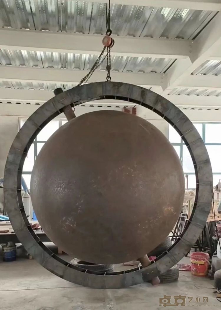 隋建国，《时间的咒语（局部）》电机与金属球、钢架，450×450×450cm，2024