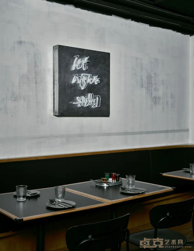李怒日夜,2023霓虹灯管,铁,80x80x18cm图片致谢A26空间