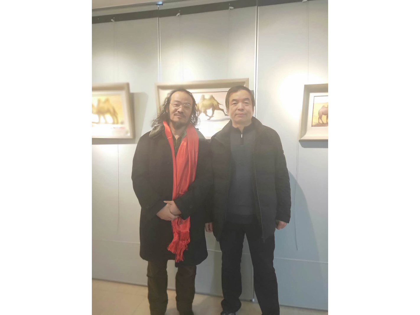 与山水画家刘俊贤在联展现场合影