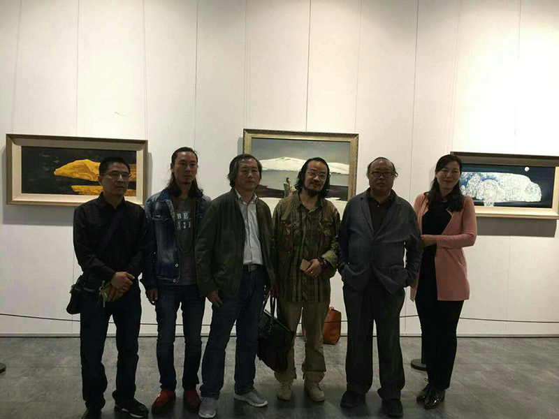 与本地区油画家们展览现场合影