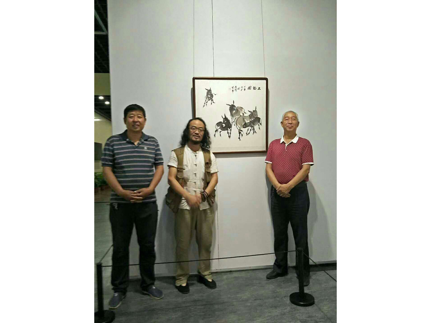 与著名“驴画家”王首库老师和山水画家郭文义老师在展览现场合影