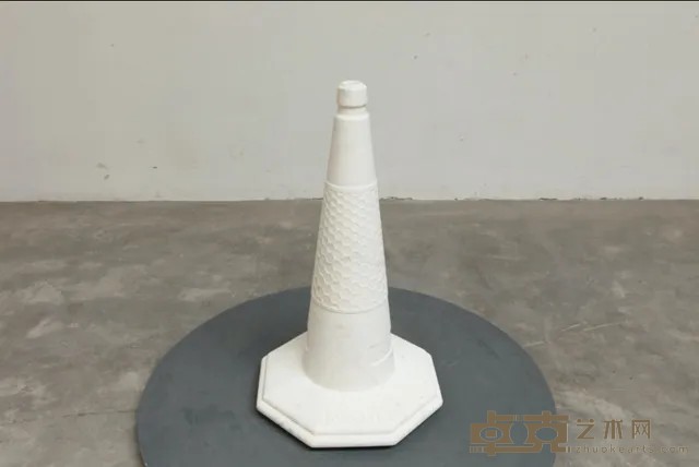 艾未未，《反叛》，大理石，80 × 48 × 48 cm，2019