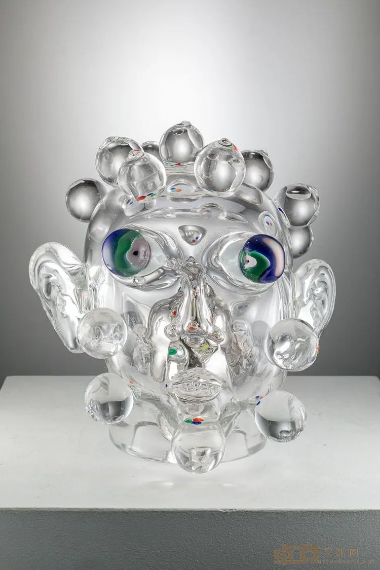 星光是星星的孩子，我的脸是他们的乐园2024玻璃，着色玻璃，银36 × 33 × 38 cm（外层）19 × 12.5 × 12.5 cm（内层）