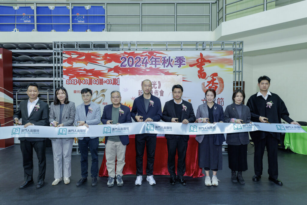 青年诗人卓俁首作出版