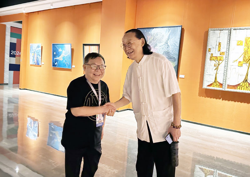著名画家蔡超与陈光林在观展