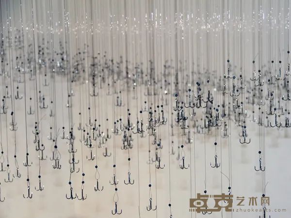 《风景 5》，3200个鱼钩、透明丝线，尺寸可变，2013-2022