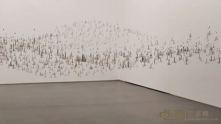 《风景 5》，3200个鱼钩、透明丝线，尺寸可变，2013-2022