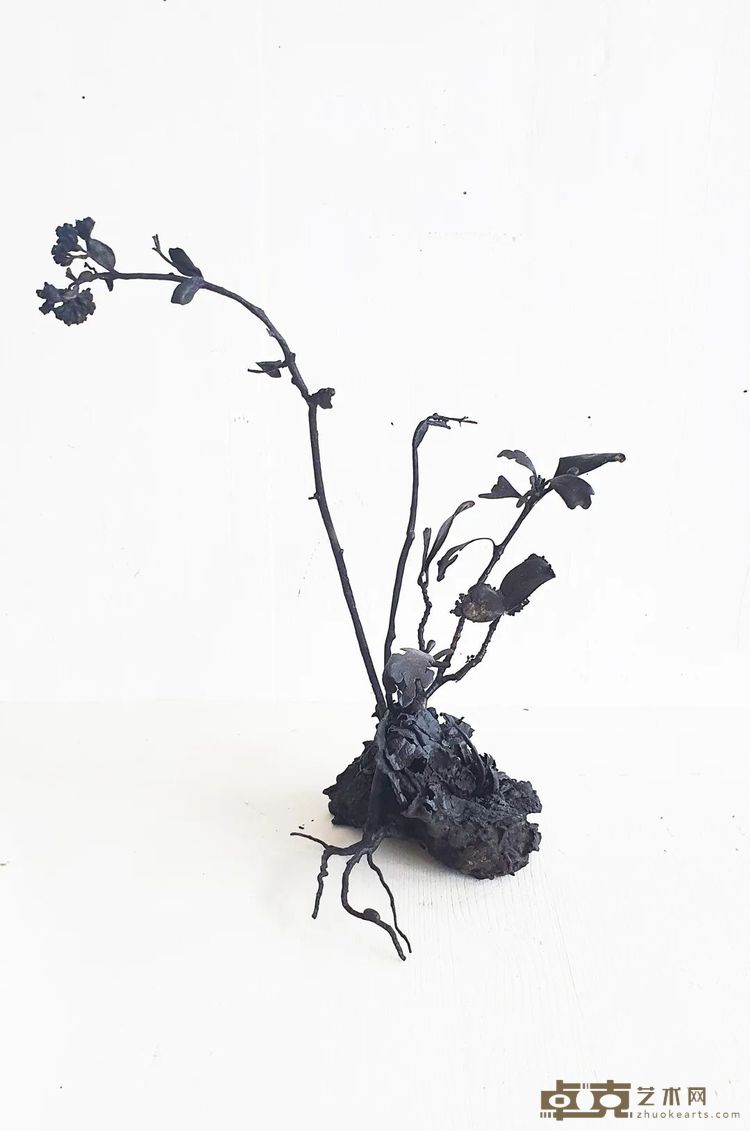 《植株与野草 92》系列，锈铜，32 × 12 × 17 cm，2022