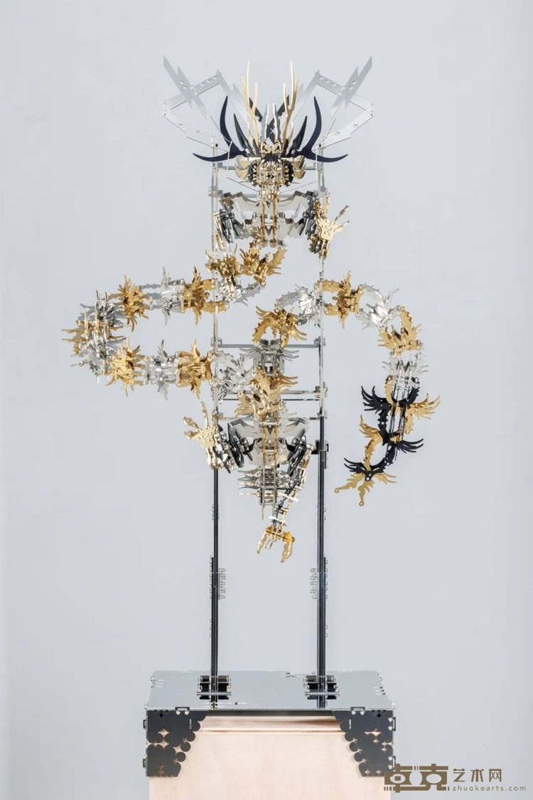 席时斌 Hsi Shih-Pin龙 Dragon of the East2024不锈钢、钛金、黑铬 Stainless Steel, Titanium Plating, Chrome PlatingH120 x L67 x W61 cm (含不锈钢底座)