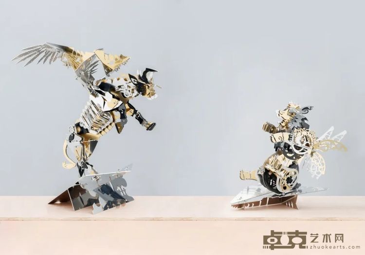 时斌 Hsi Shih-Pin熊, 牛, 竞争 The Fight between Bear and Bull2024不锈钢、钛金镀膜 Stainless Steel, Titanium PlatingBear H38 x L30 x W40 cmBull H57 x L40 x W40 cm