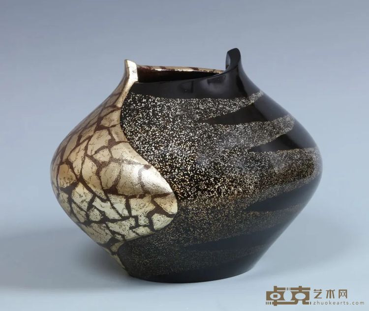 台湾漆艺家彭坤炎此次展出的堆漆雕塑作品