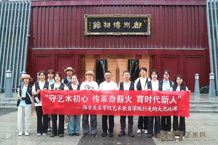 图为实践团在鄜州博物馆合影留念