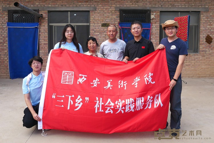 图为实践团与乡村剪纸爱好者合影留念