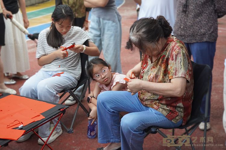 图为市民参与剪纸活动