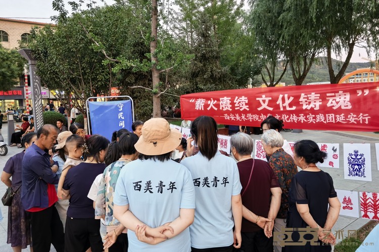 图为剪纸活动现场