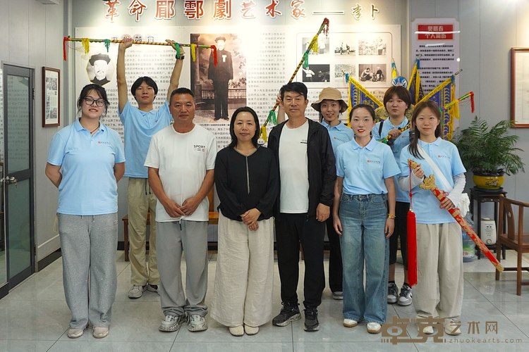 图为实践团在鄜州秦腔传习所合影留念