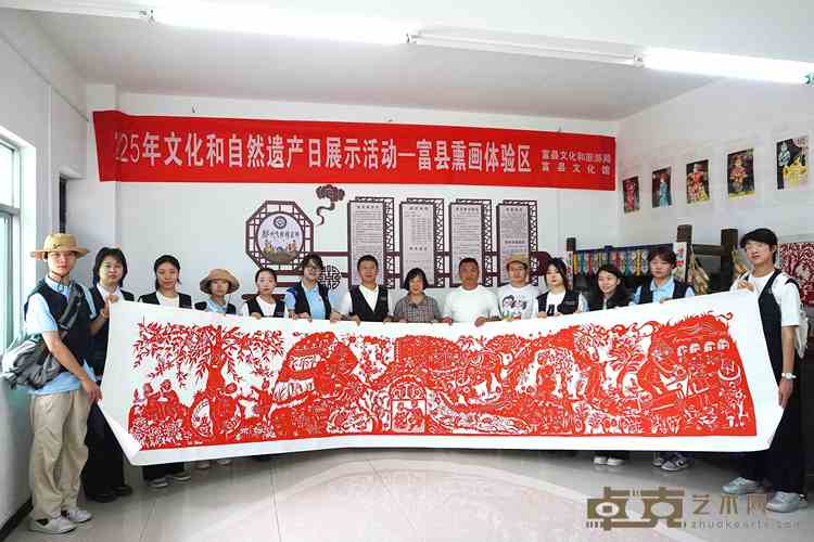 图为实践团成员与熏画传承人合影
