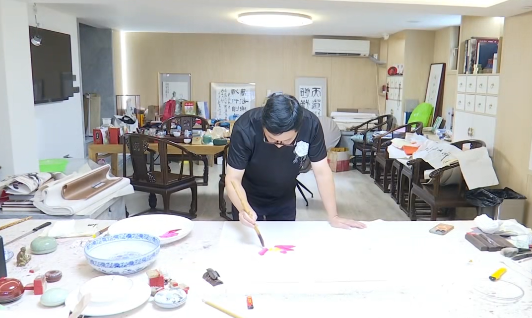 泰州籍花鸟画家李俊：笔墨荷花里的传统新韵