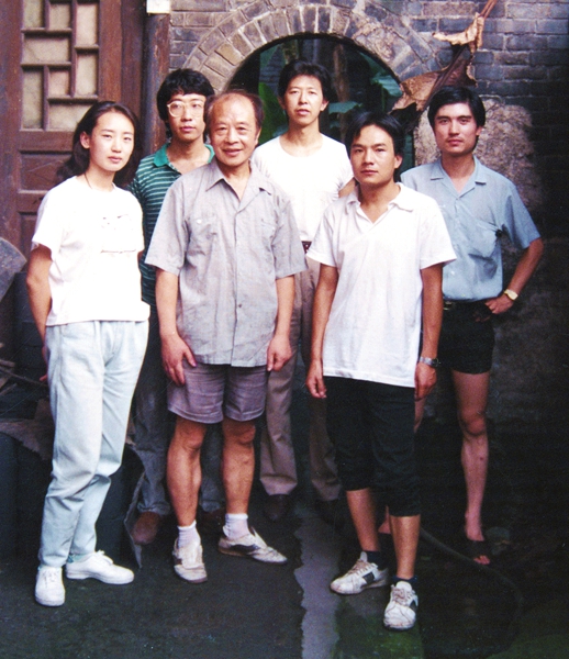 1989（63岁） 云南艺术学院陈恒、马云与先生、邓鸿合影于金泉街门前