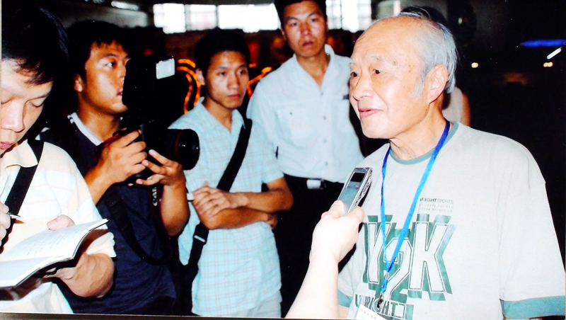 2005（79岁）  第二届成都双年展 现场 王敬恒接受采访