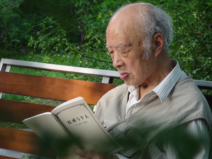 2011（85岁）在成都沙河公园读《权威与个人》