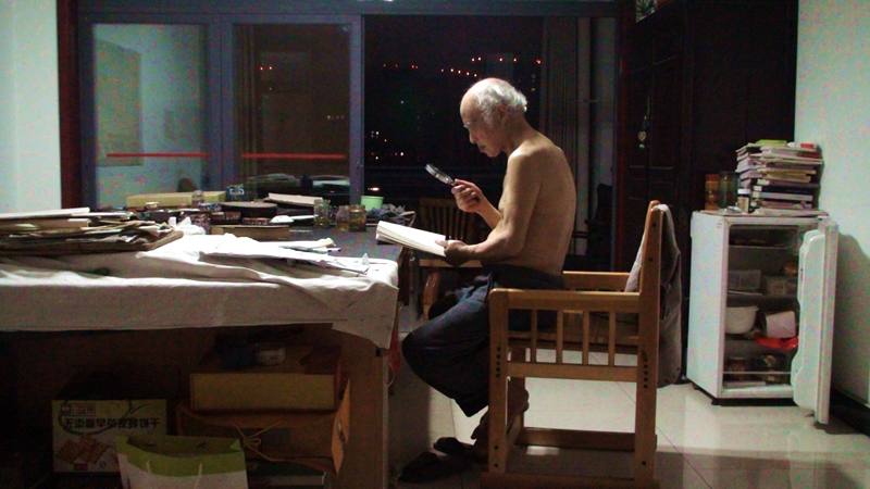 ‎2011（85岁）在成都晨晖路家中夜读