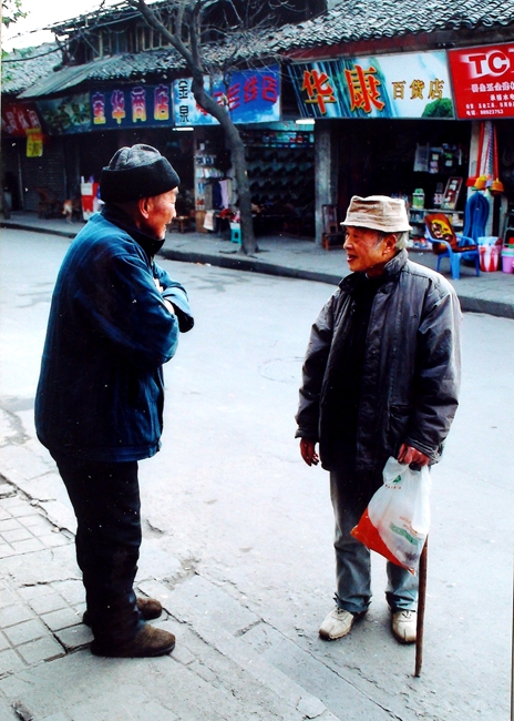2009（83岁） 与陌生人聊天  摄于成都东光街