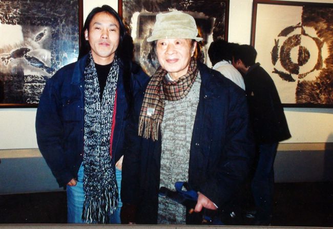 1999 （73岁）与余极先生在 成都现代美术馆“1979--19992世纪之门中国艺术 邀请展 ”展览现场