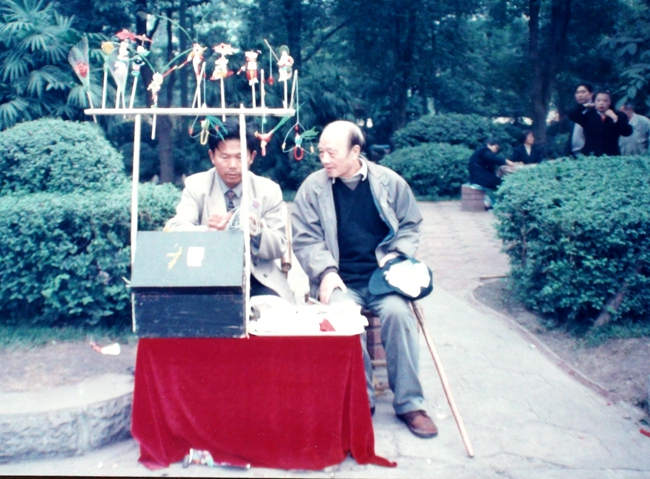 1997 （71岁）向手艺人学‘道”摄于成都某公园