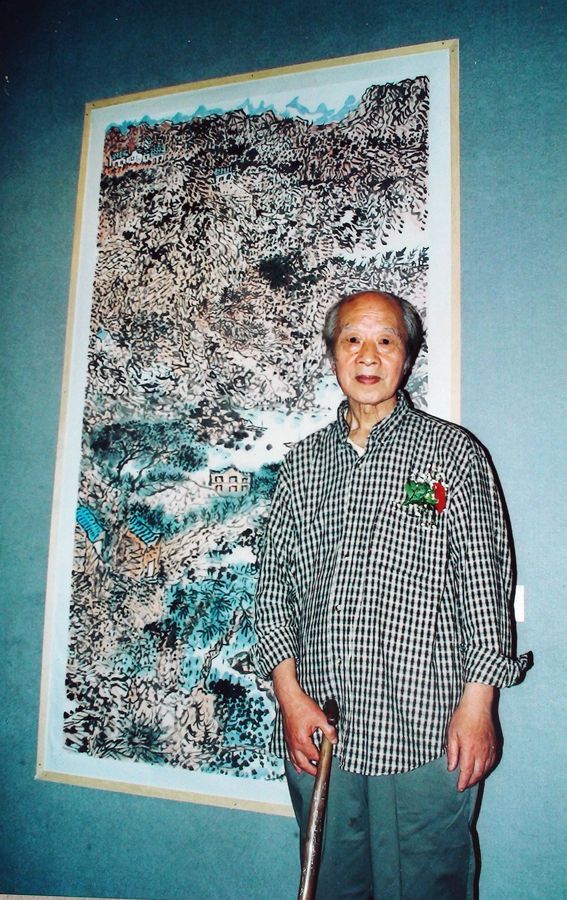 2004（78岁） 当代中国水墨神韵提名展 王老在自己作品前