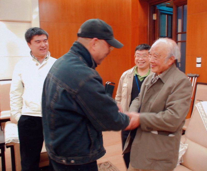 2008(82岁) 与程丛林先生  摄于中国美术馆“王敬恒艺术暨捐赠作品展”展前接待厅