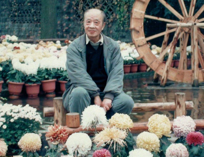 1997(71岁) 在成都某公园赏菊花
