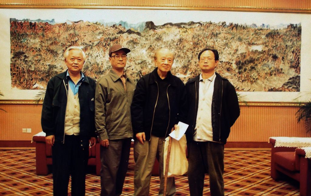 2000(74岁) 在成都国际会展中心大厅自己六米长幅画卷前