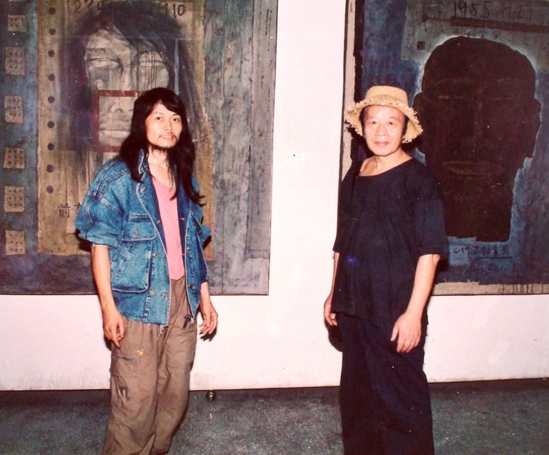 1990(64岁) 与戴光郁先生   摄于成都美术厅