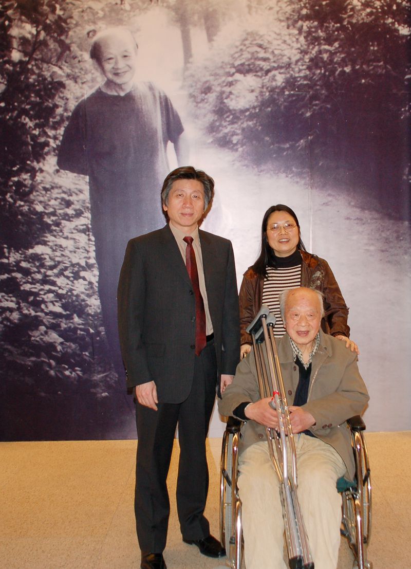 2008（82岁）与范迪安馆长 、葛凤珍女士       摄于中国美术馆藏“王敬恒艺术暨捐赠作品展”现场