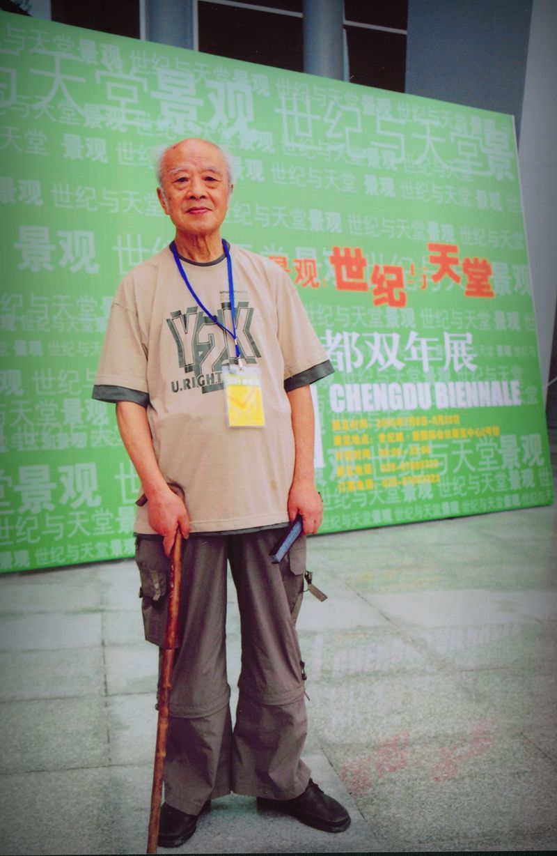 2005-7-15  在成都现代艺术馆三号馆前留影  刘振宇摄