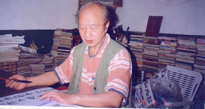 1996（70岁） 每日晨课之一： 临碑帖  摄于成都双林路家中