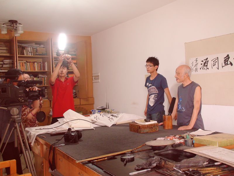 2011-8-11  接受成都电视台CDTV-2《魅力成都》栏目专访。访谈主题：书画同源。摄于成都晨晖路家中。