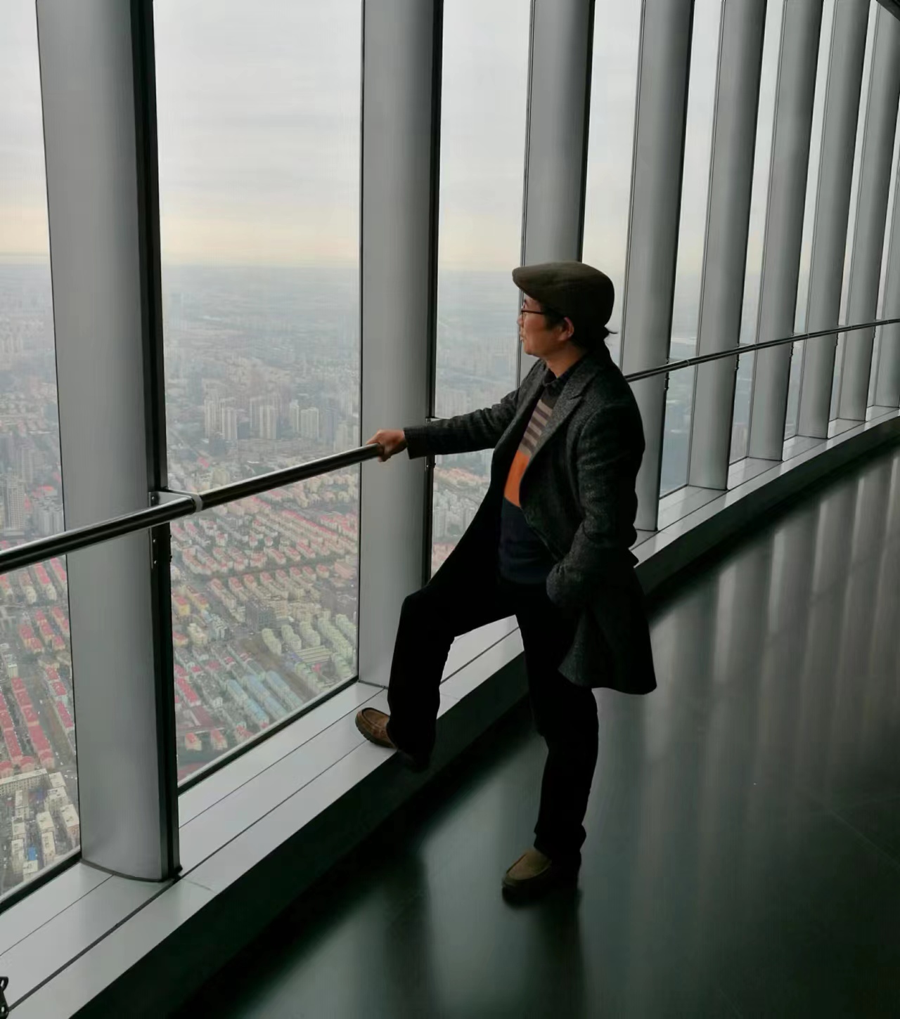 2017年上海中心大厦顶层留影，当年作品入选在上海中心大厦举办的“第四届”左西右东“中美当代优秀艺术作品大展。